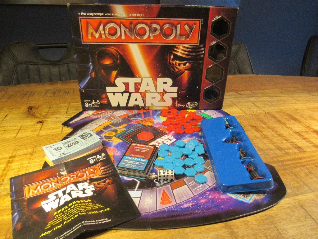 Als nieuw compleet spel Monopoly Star Wars + 4 Star figuren, Hobby en Vrije tijd, Gezelschapsspellen | Bordspellen, Ophalen of Verzenden