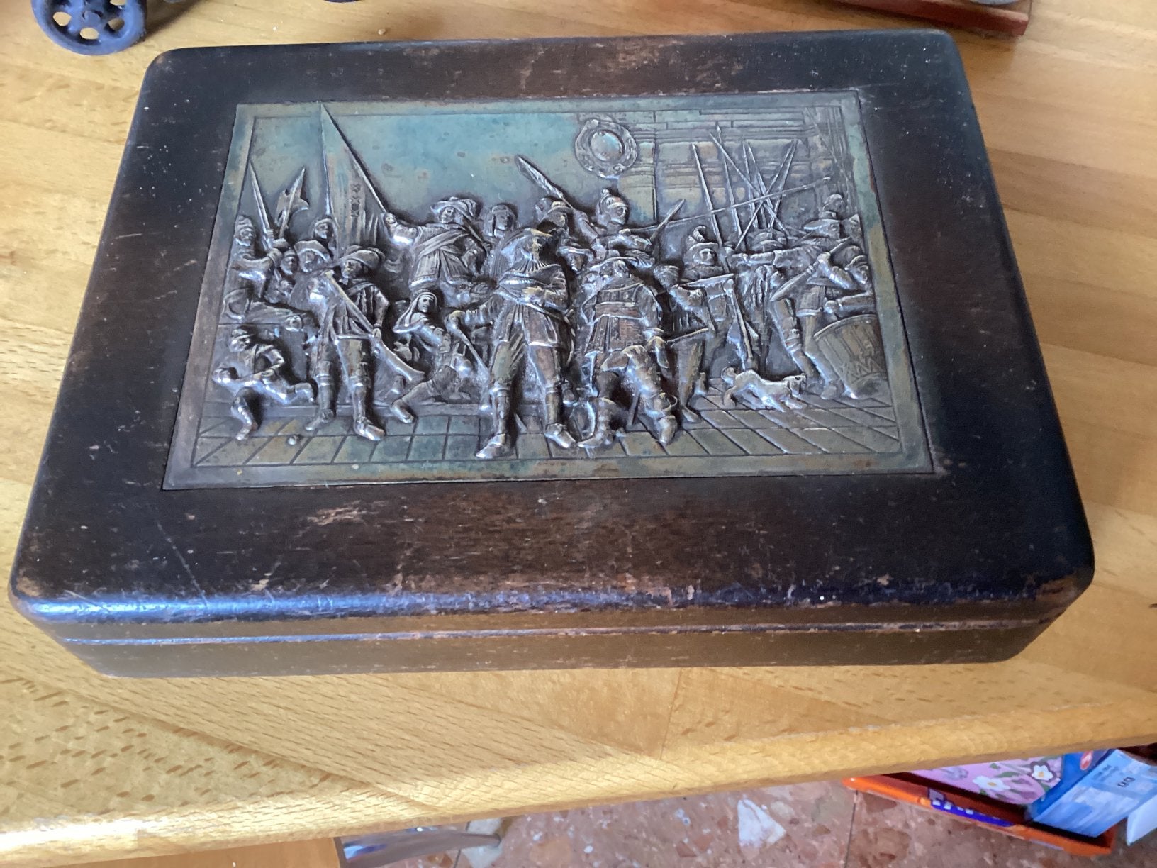 Sigarendoos hout .. zilver relief voorstelling /4x21.5x16 cm, Ophalen of Verzenden, Zo goed als nieuw