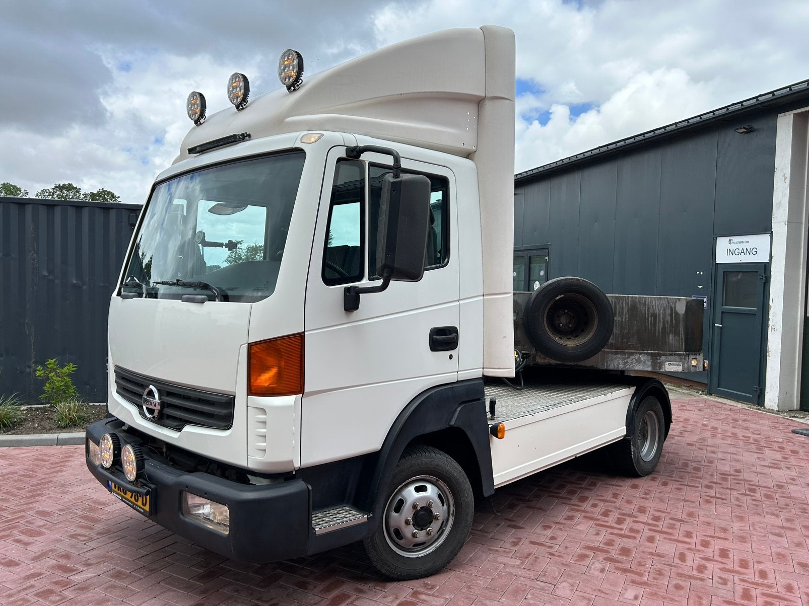 Nissan Atleon 73.000 km + Klaesi + Veldhuizen + Opzetbak, 2953 cc, Wit, Particulier, 149 pk