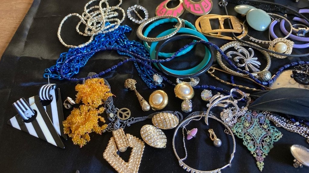 Een zakje vol diverse sieraden, van vintage tot retro, Ophalen of Verzenden, Overige materialen, Overige typen