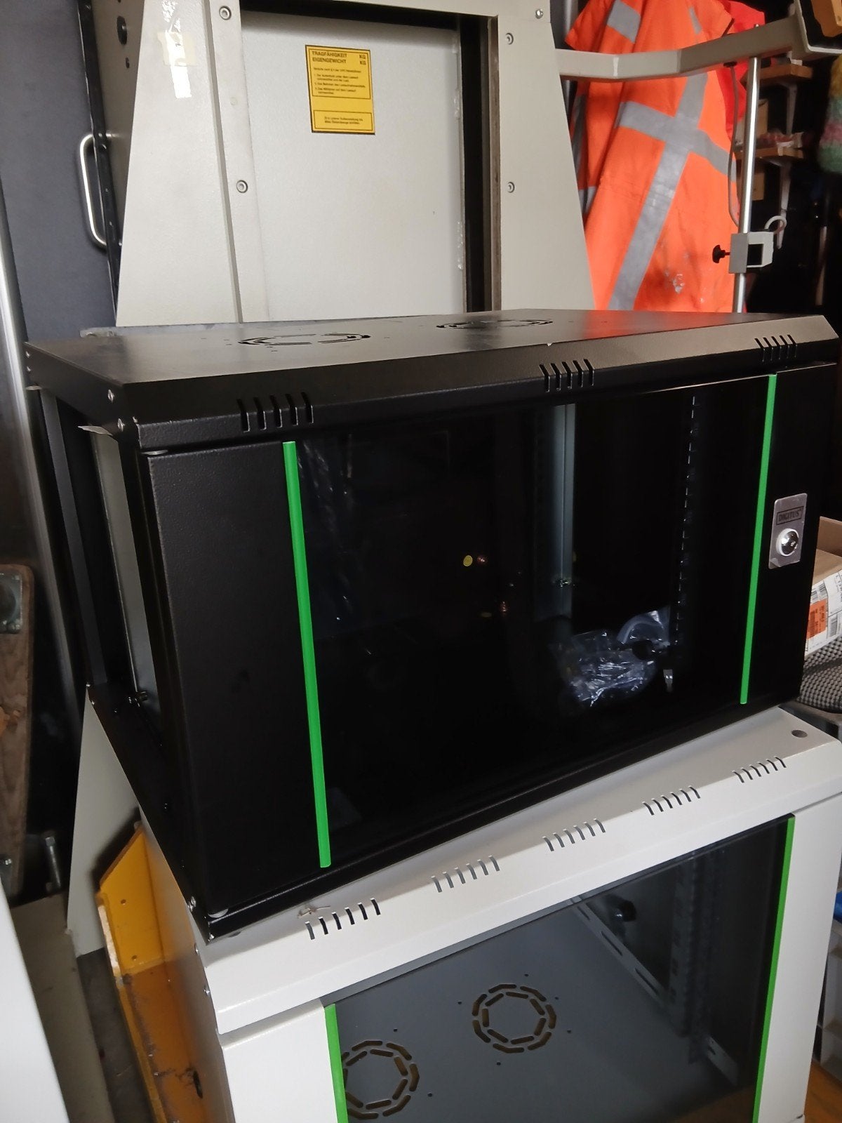Compacte serverkast/wandkast - Zwart en Wit, Computers en Software, Ophalen of Verzenden