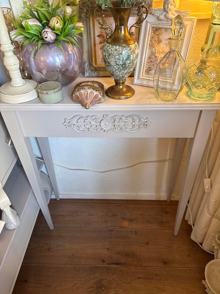 Elegante bijzettafel met sierlijke details, Huis en Inrichting, Tafels | Bijzettafels, Ophalen, Minder dan 55 cm, Gebruikt, 60 cm of meer