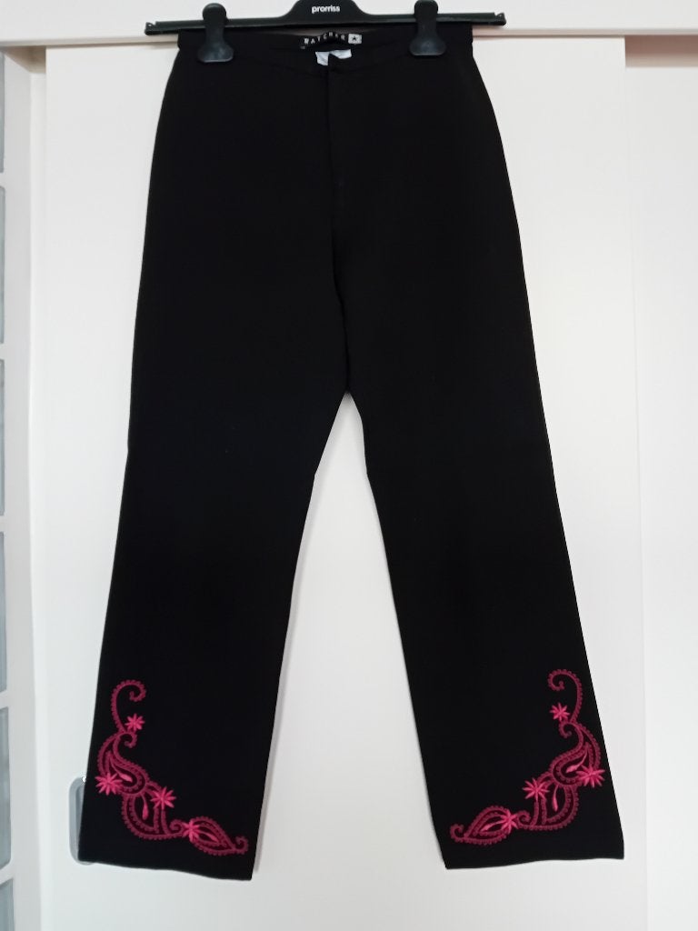 Zwarte broek met rood borduursel S M 34 36 38, Kleding | Dames, Zwart, Ophalen of Verzenden, Zo goed als nieuw, Maat 36 (S)