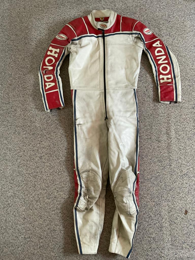 1-delig leren motorpak merk Damen, maat 50 te koop, Motoren, Kleding | Motorkleding, Overige typen, Heren, Tweedehands, Ophalen
