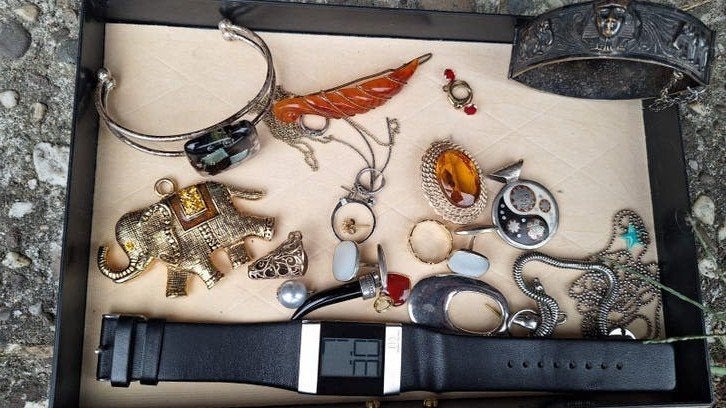 lot sieraden over uit boedel van alles wat oa horloge, Ophalen of Verzenden, Zo goed als nieuw, Overige kleuren, Overige materialen