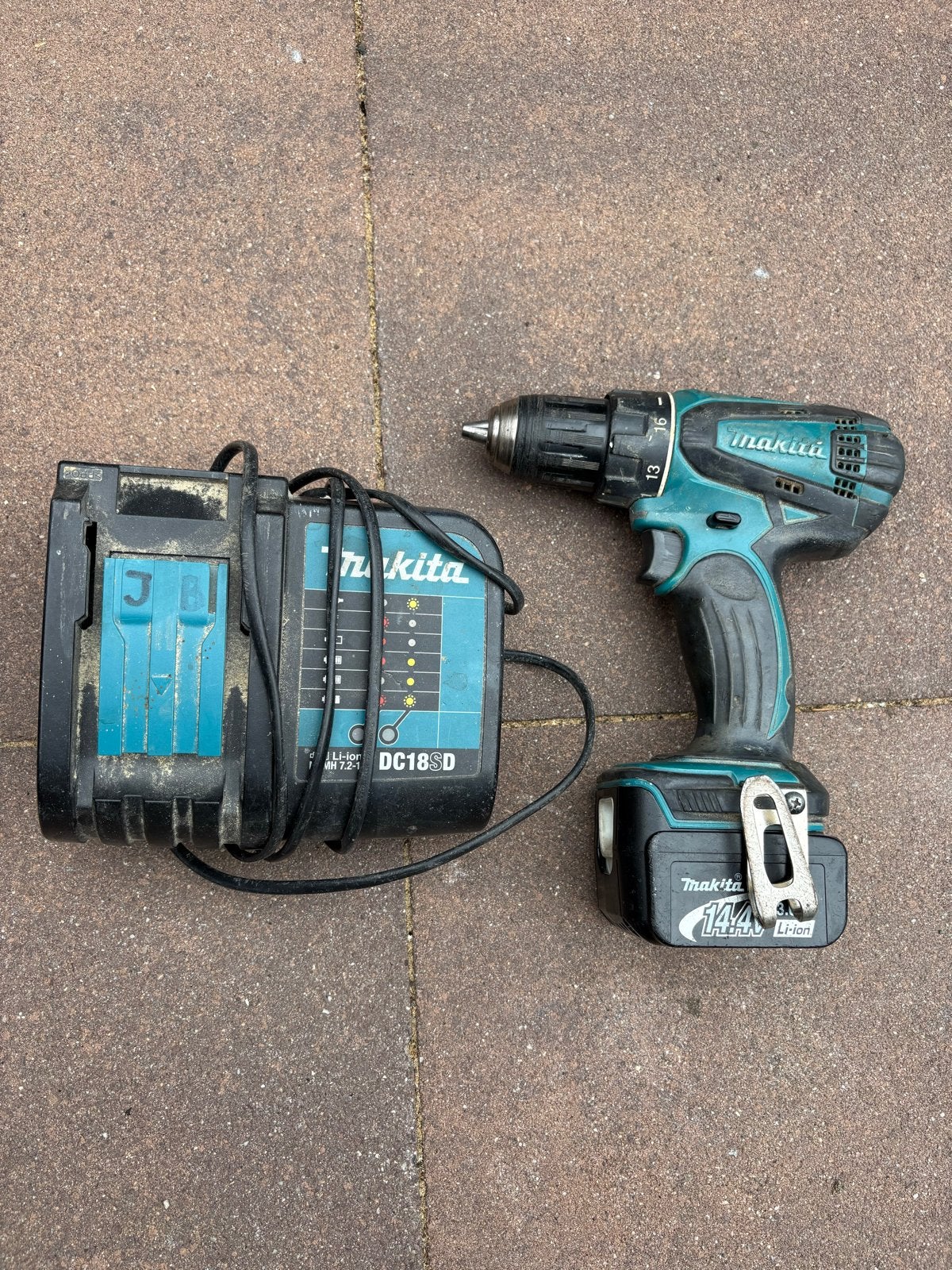 Makita Boor- en Schroefmachine met Oplader, Gebruikt, Variabele snelheid, Ophalen of Verzenden, Boor- en Schroefmachine