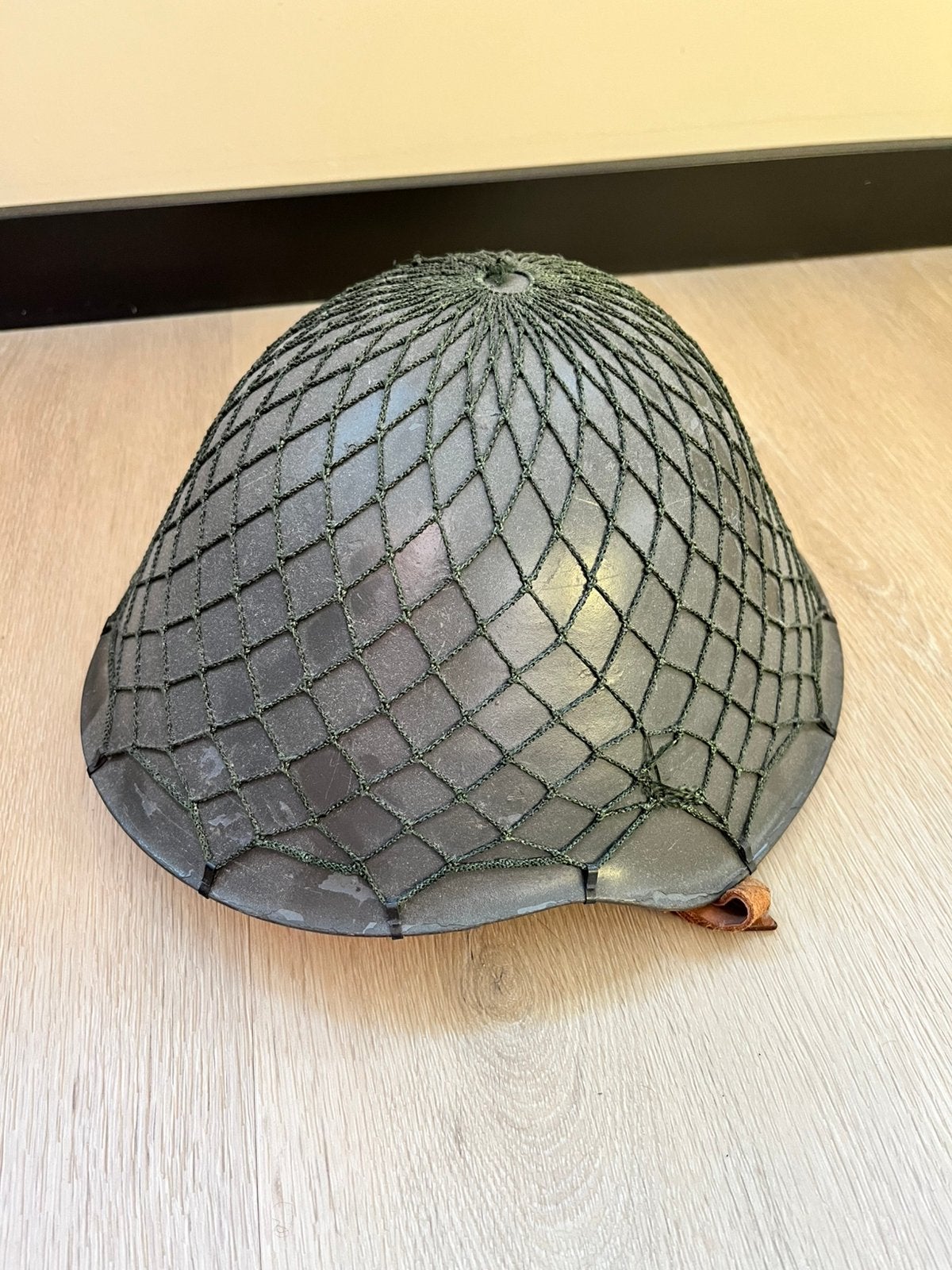 DDR helm met helmnet, Verzamelen, Militaria | Algemeen, Ophalen of Verzenden, Landmacht, Duitsland, Helm of Baret