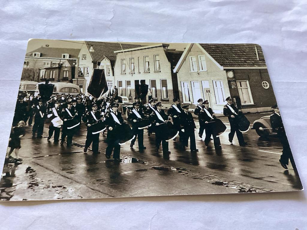 Vintage foto: Muziekkorps paradeert door dorp (jaren '40-'60, Verzamelen, Gebruikt, Foto, Ophalen of Verzenden, 1940 tot 1960