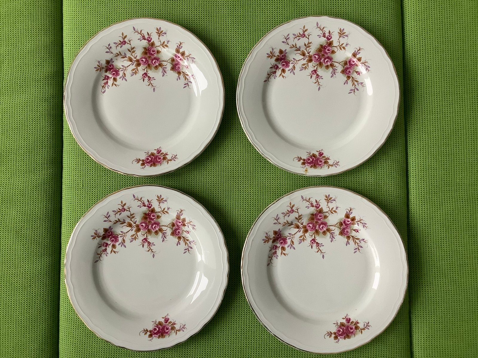 4 Royal Tognana borden - Italiaans rozenmotief met goudrand, Overige merken, Ophalen of Verzenden, Zo goed als nieuw, Bord(en)