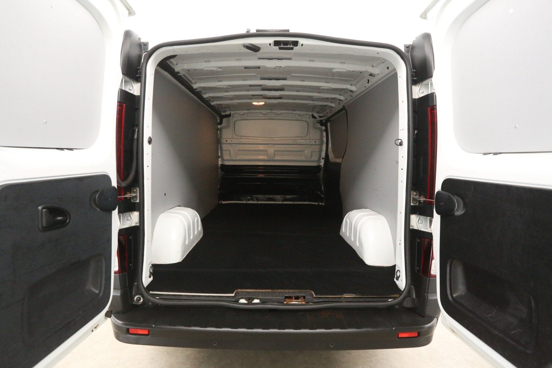 Renault Trafic 2.0 dCi 145PK L2H1 | Airco | Camera | Cruise, 145 pk, Stof, Gebruikt, Wit