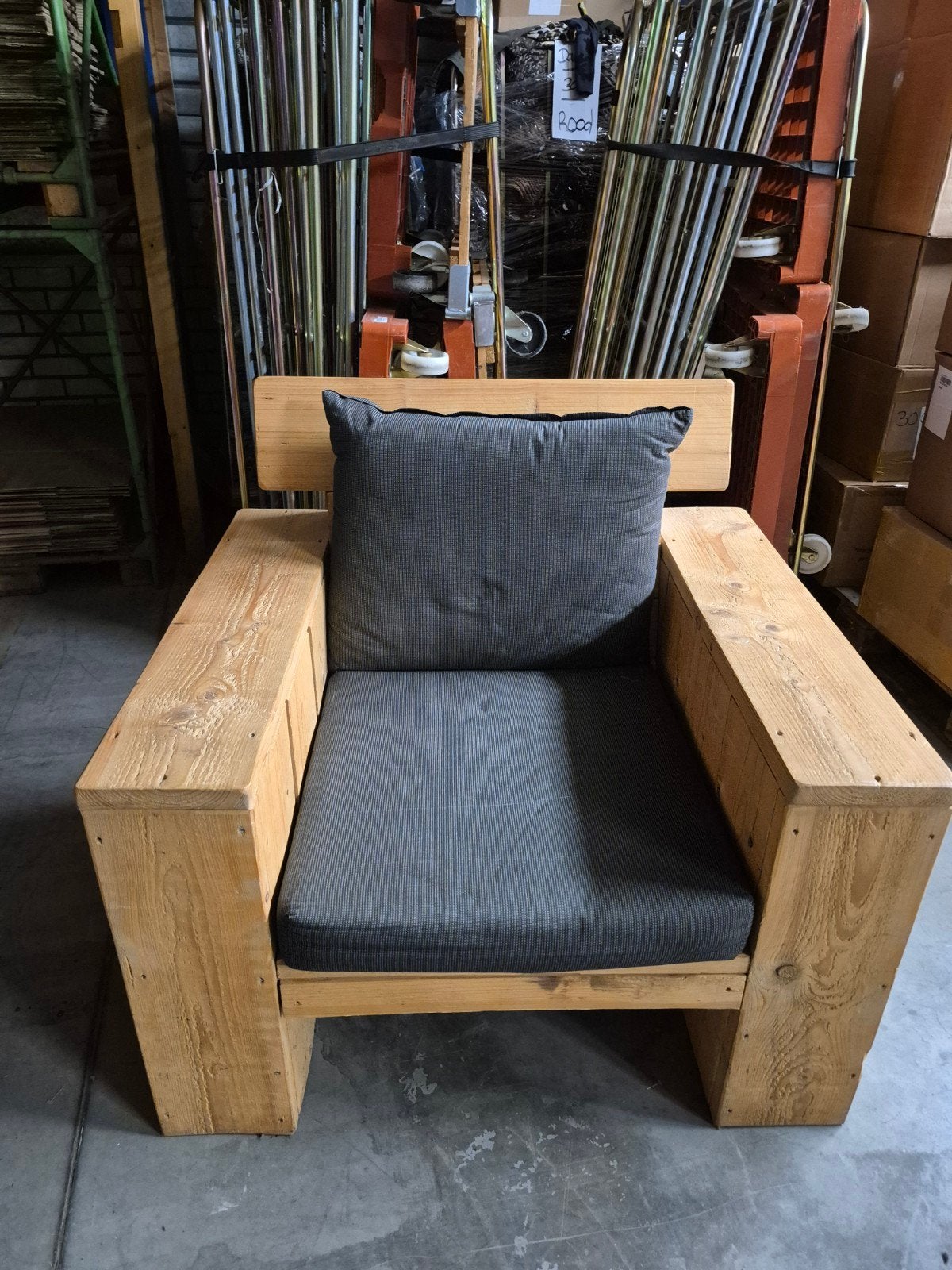 Gratis af te halen: Stevige houten loungestoel met kussens, Hout, Gebruikt, Robuust, Lounge, 75 tot 100 cm