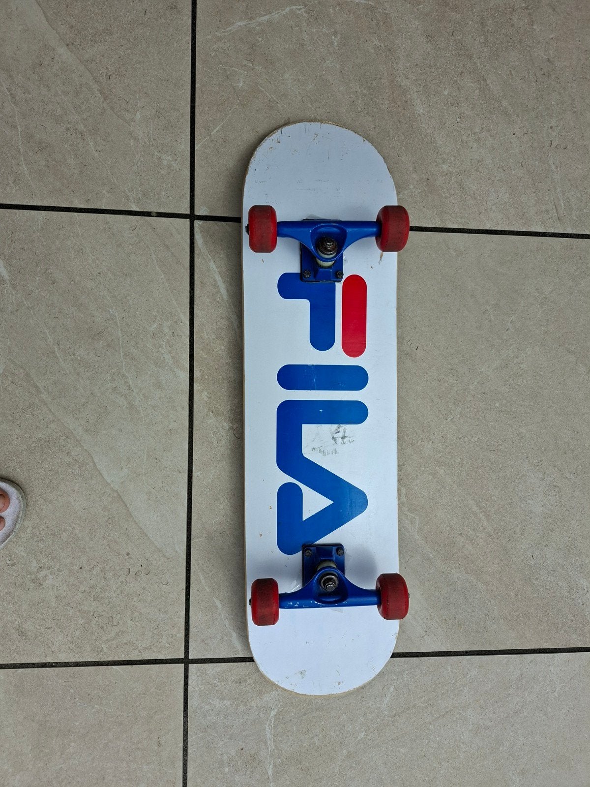 Fila Skateboard - Wit met blauw/rood logo, Sport en Fitness, Skateboarden, Ophalen of Verzenden, Gebruikt, Skateboard