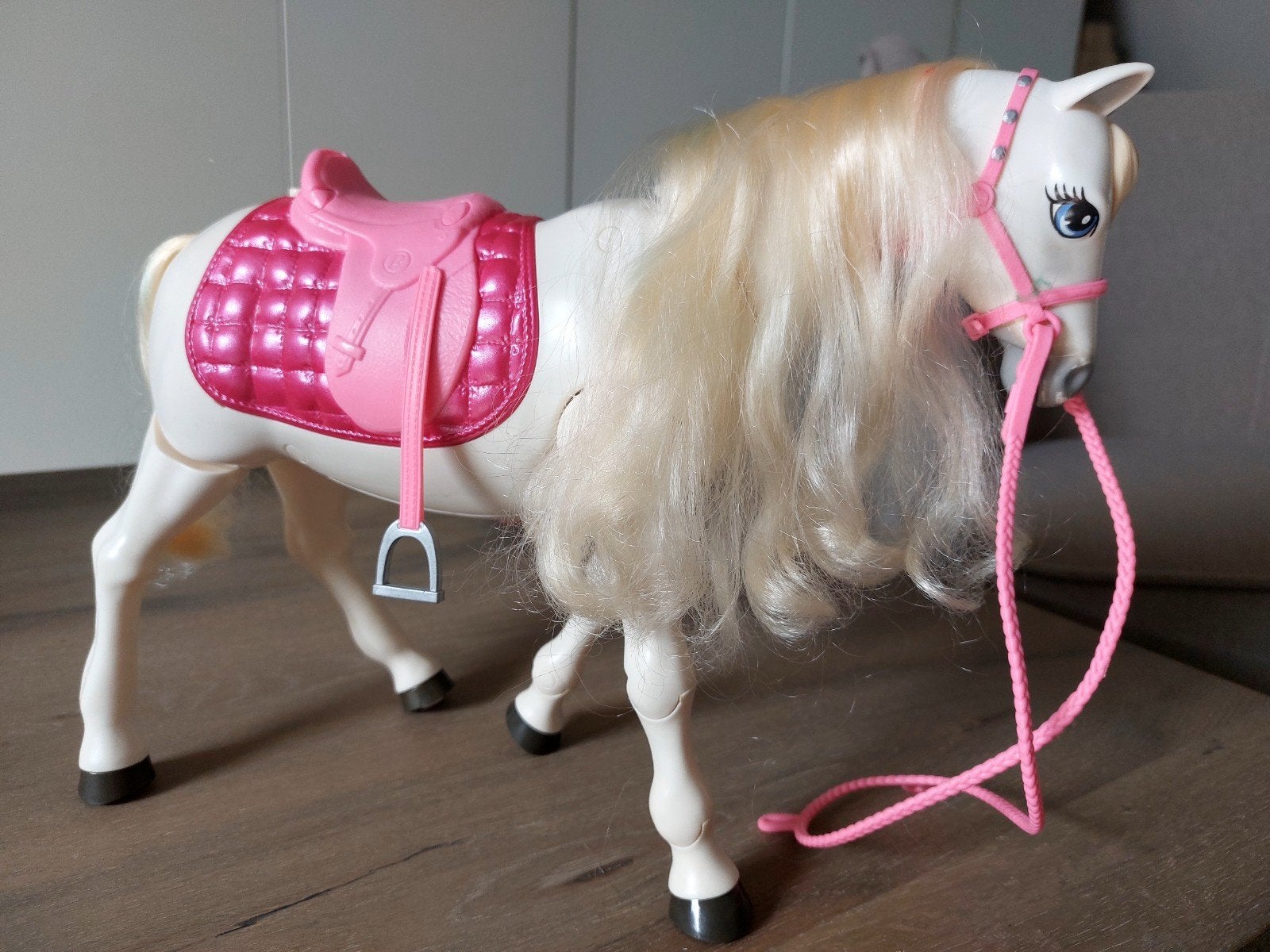 Barbie paard op batterij - Wit met roze zadel, Ophalen of Verzenden, Zo goed als nieuw, Barbie