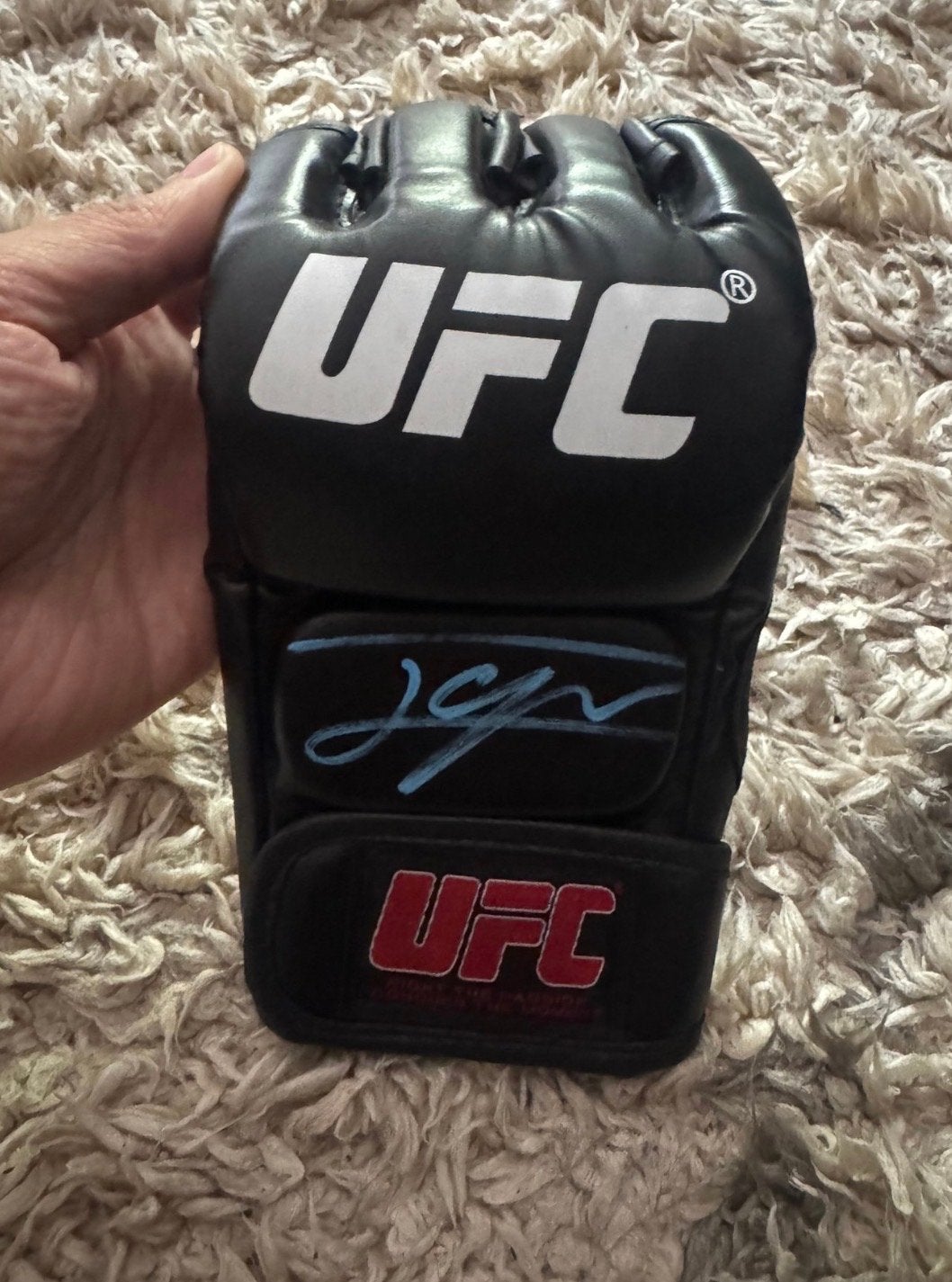Gesigneerde UFC handschoen door Ilia Topuria, Sport en Fitness, Ophalen of Verzenden, Zo goed als nieuw, Overige, Vechtsportbescherming