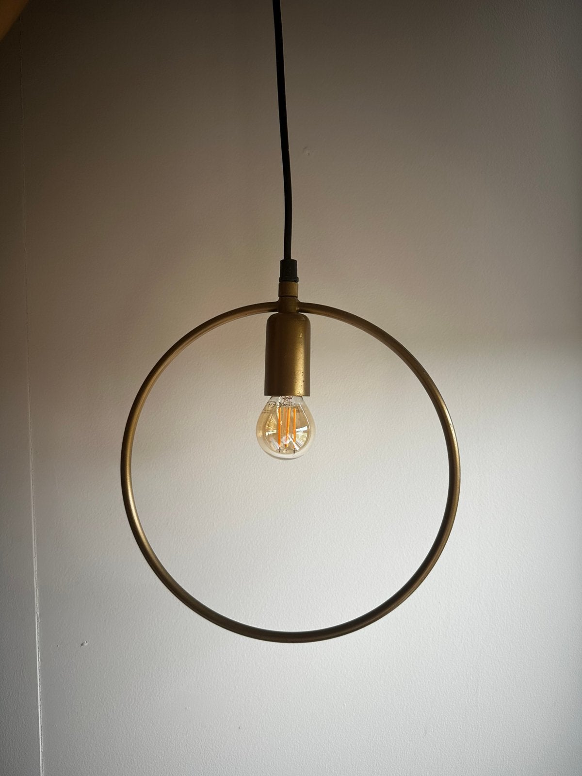 Moderne gouden hanglamp met ring, Overige merken, E14 (klein), Zo goed als nieuw, Goud