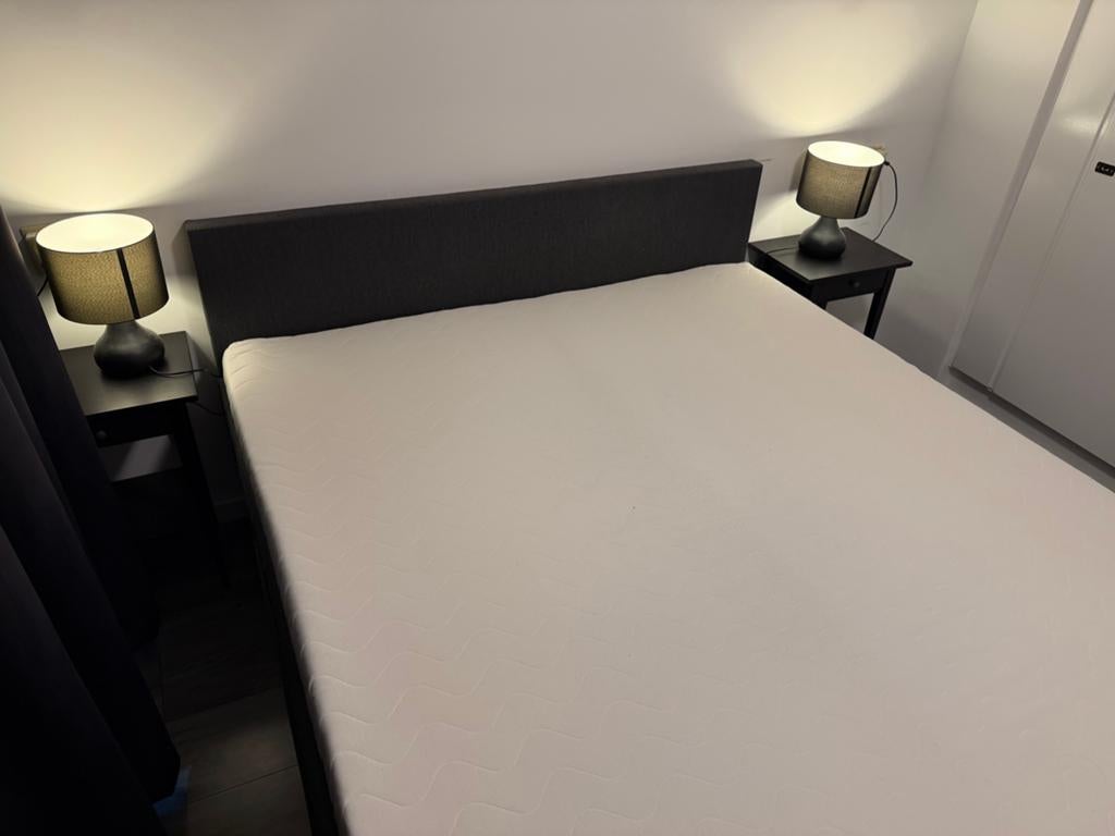 Degelijk bed 180/200 met lampen en IKEA kasten, Zwart, Tweepersoons, Ophalen of Verzenden, Zo goed als nieuw