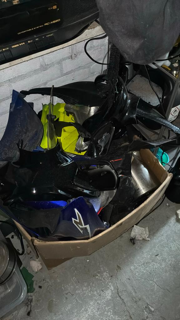 Doos met 2 takt aerox kappen plus onderdelen, Ophalen of Verzenden