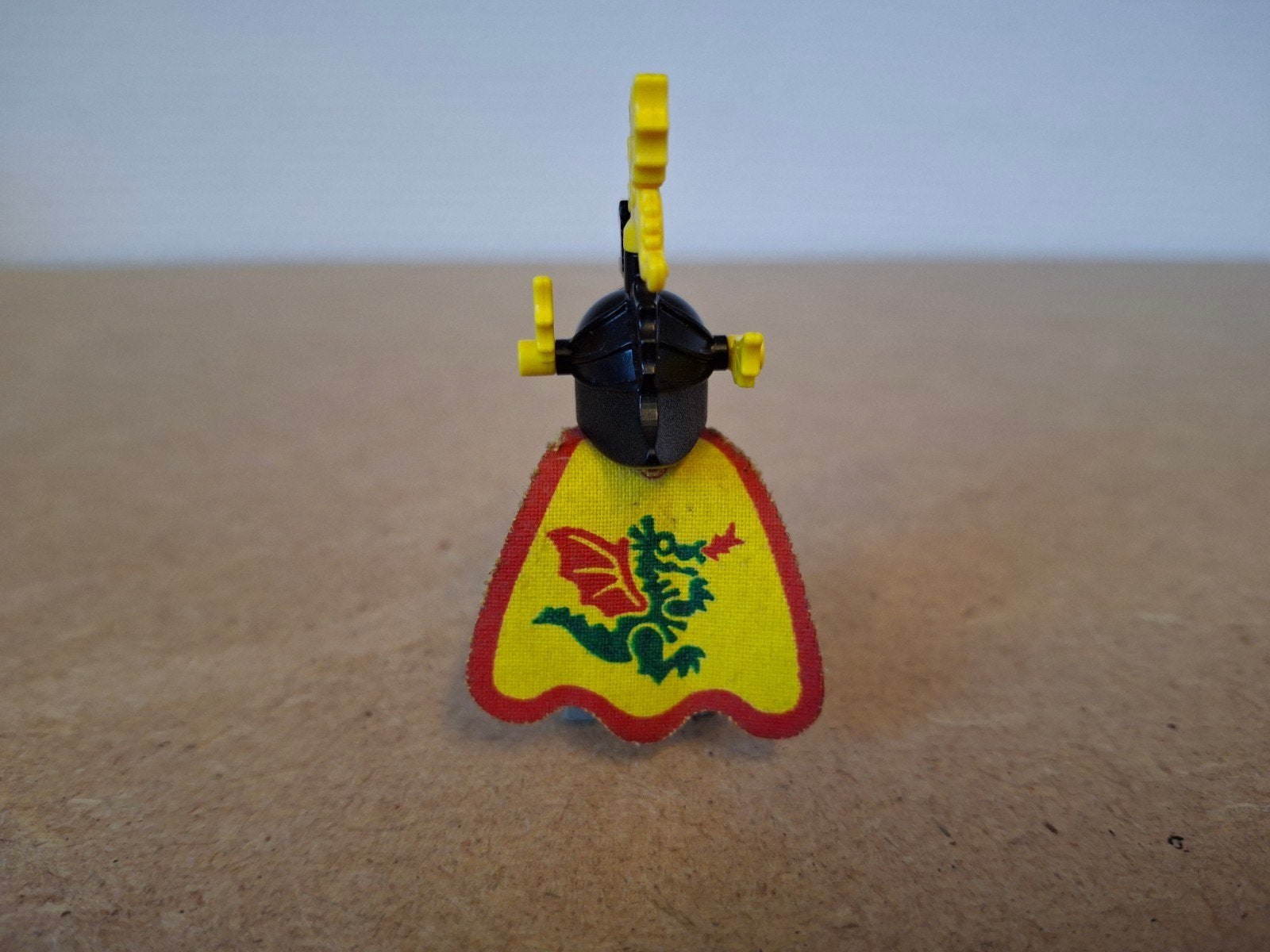 Lego Dragon Knight met cape. Jaren 90 Castle, Lego, Info@lego.com, 33 Bath Road, Slough, UK, Lego