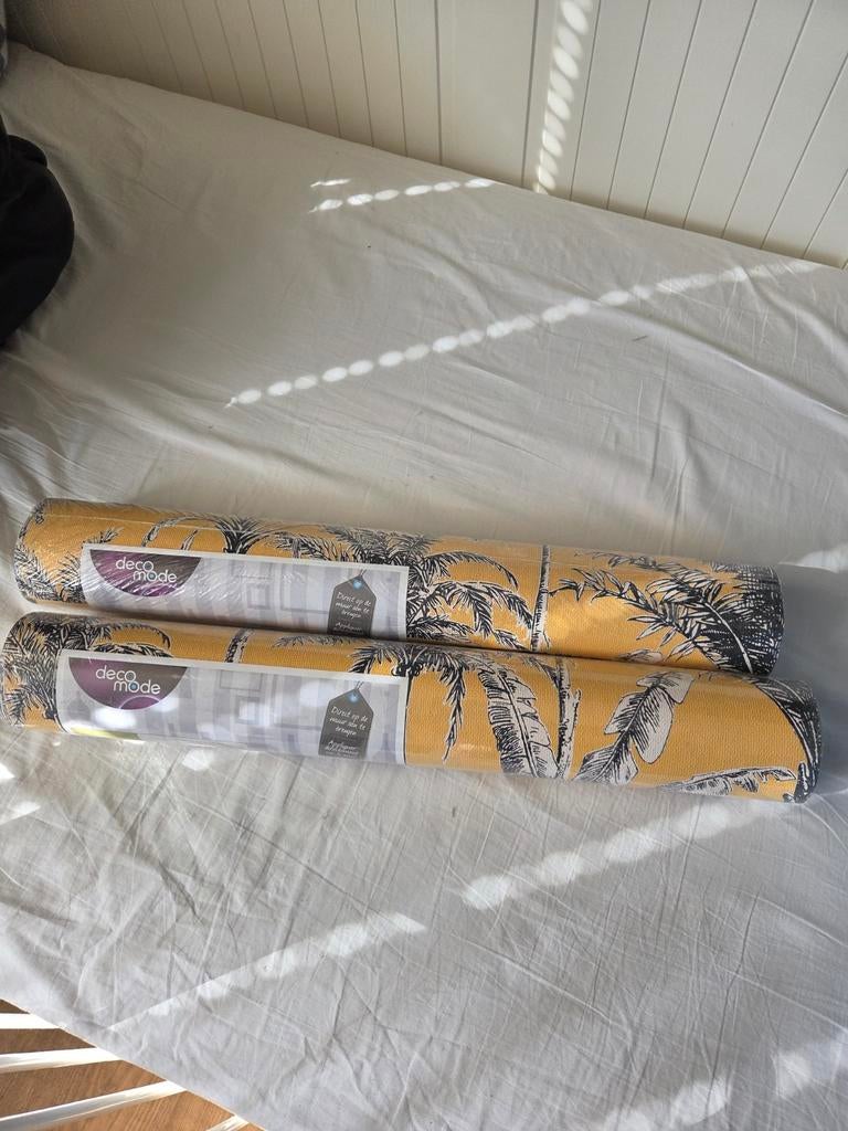 Twee rollen vliesbehang, geel met zwart wit, Ophalen, Minder dan 10 m², Geel
