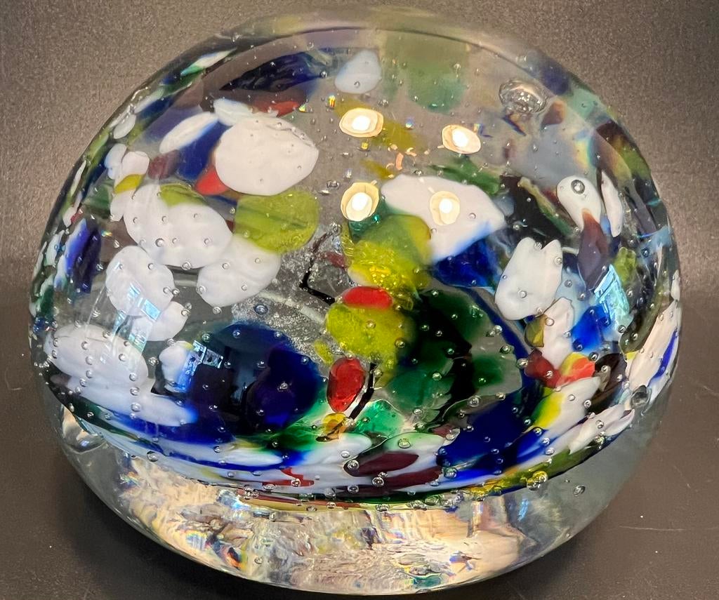 Antieke grote gekleurde paperweight met pontil merk., Ophalen of Verzenden