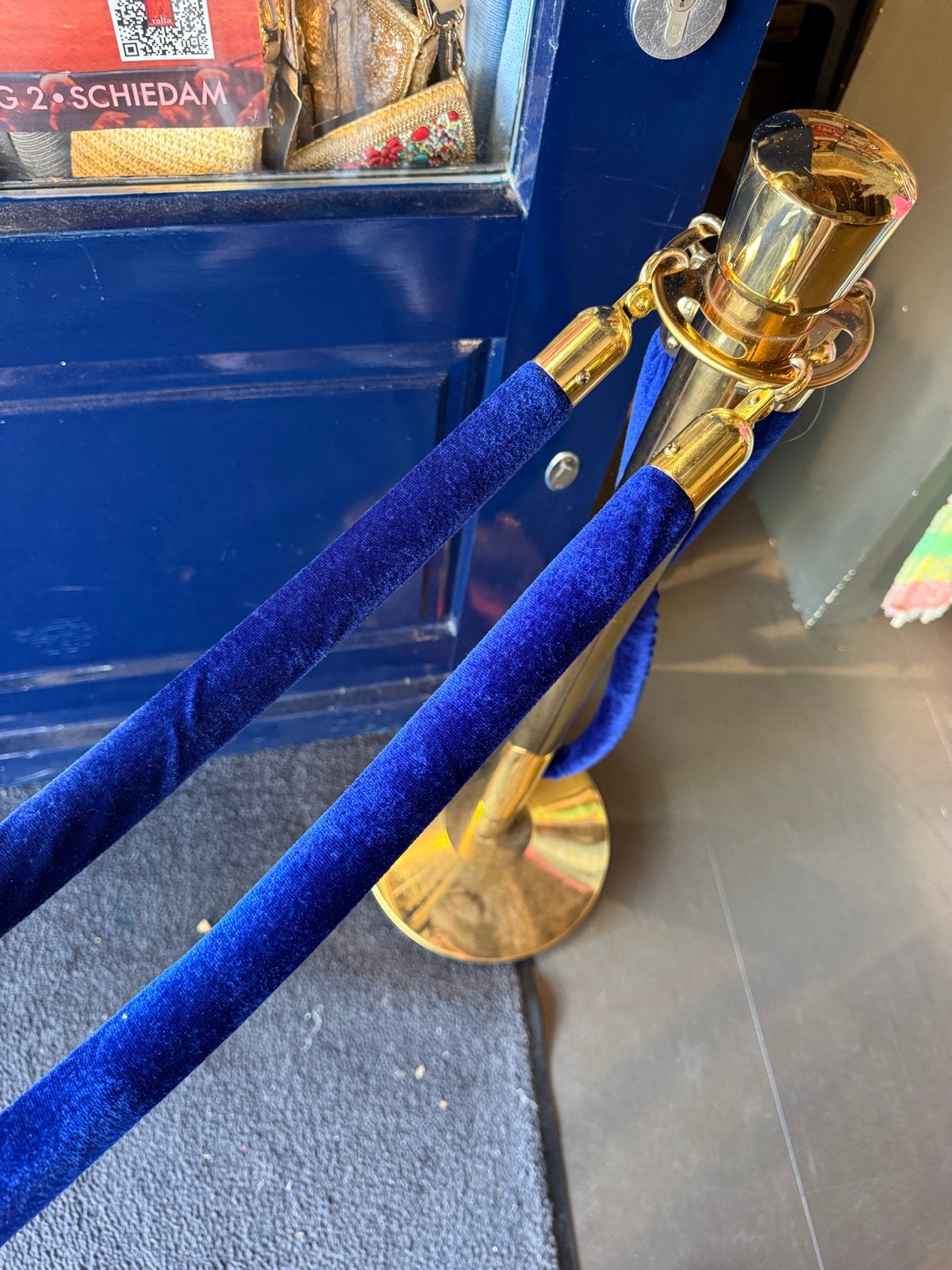 Gouden afzetpaal met blauw fluwelen koord 4x, Ophalen, Gebruikt