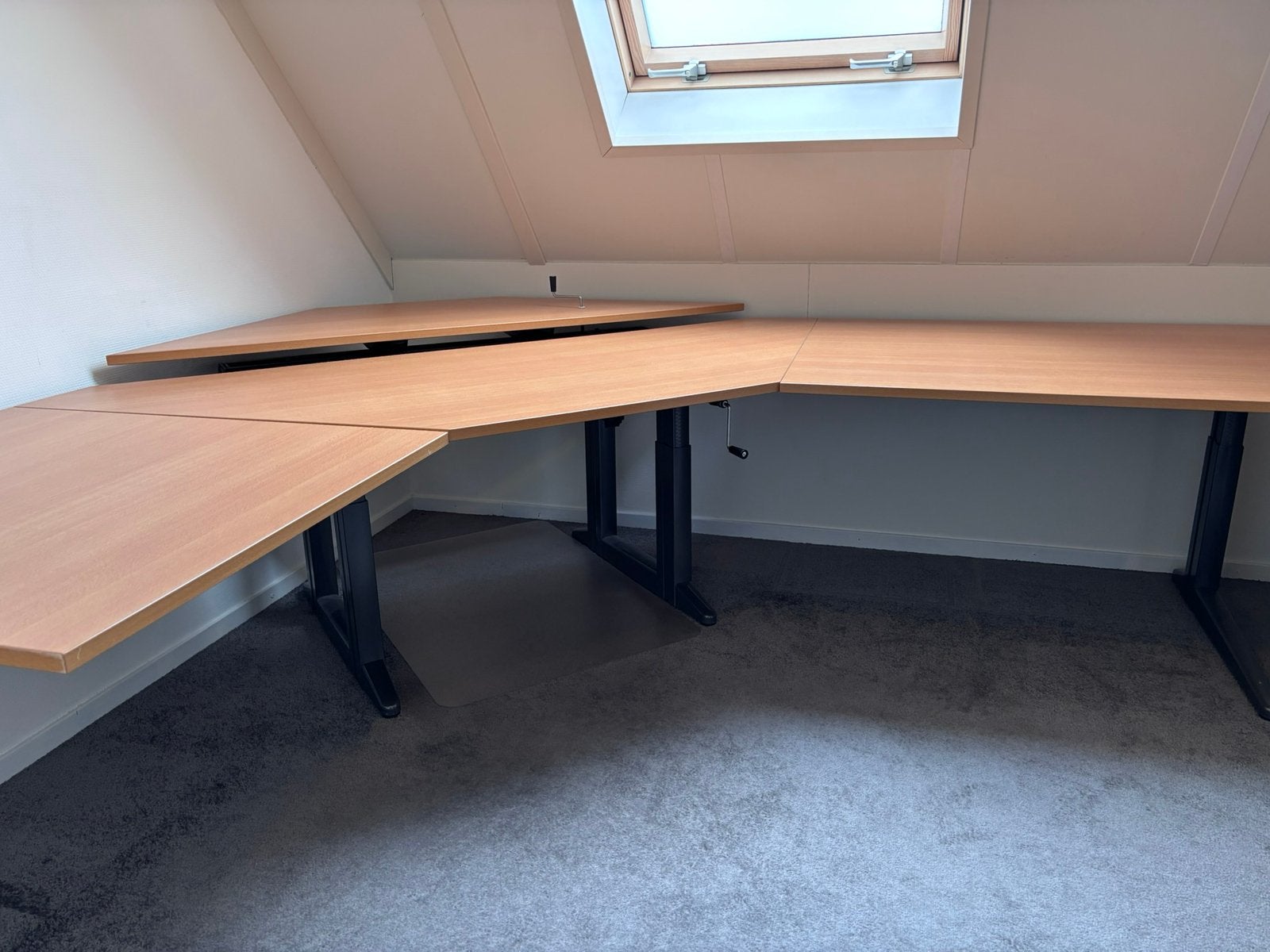 Bureau Ahrend - hoogte verstelbaar met schermverhoging, Ophalen, 90 cm, Hoekbureau, In hoogte verstelbaar