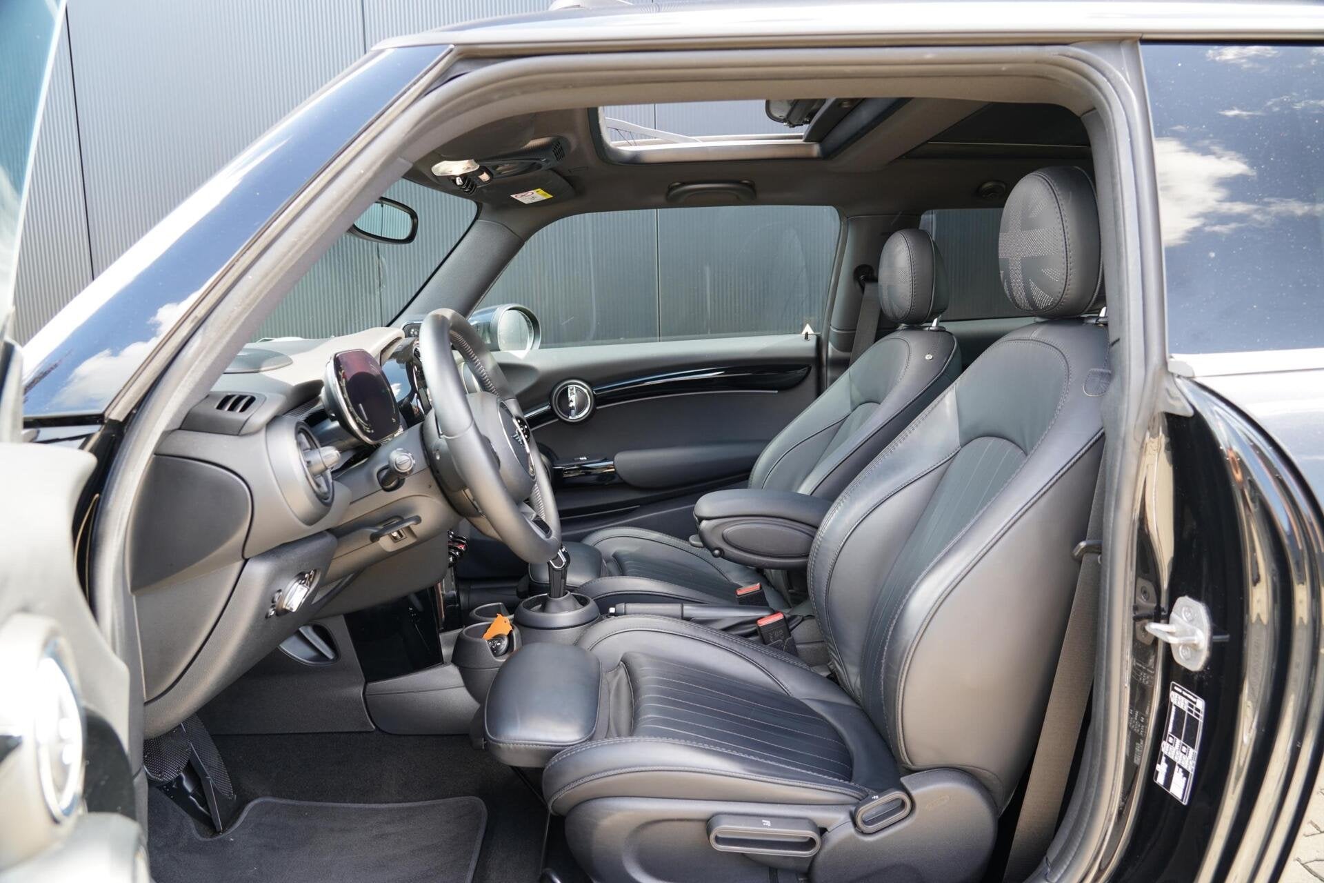 Mini 3-Deurs 1.5 Cooper Resolute Edition | Panoramisch schui, Auto's, Dealer onderhouden, 136 pk, Gebruikt, Met garantie (alle)
