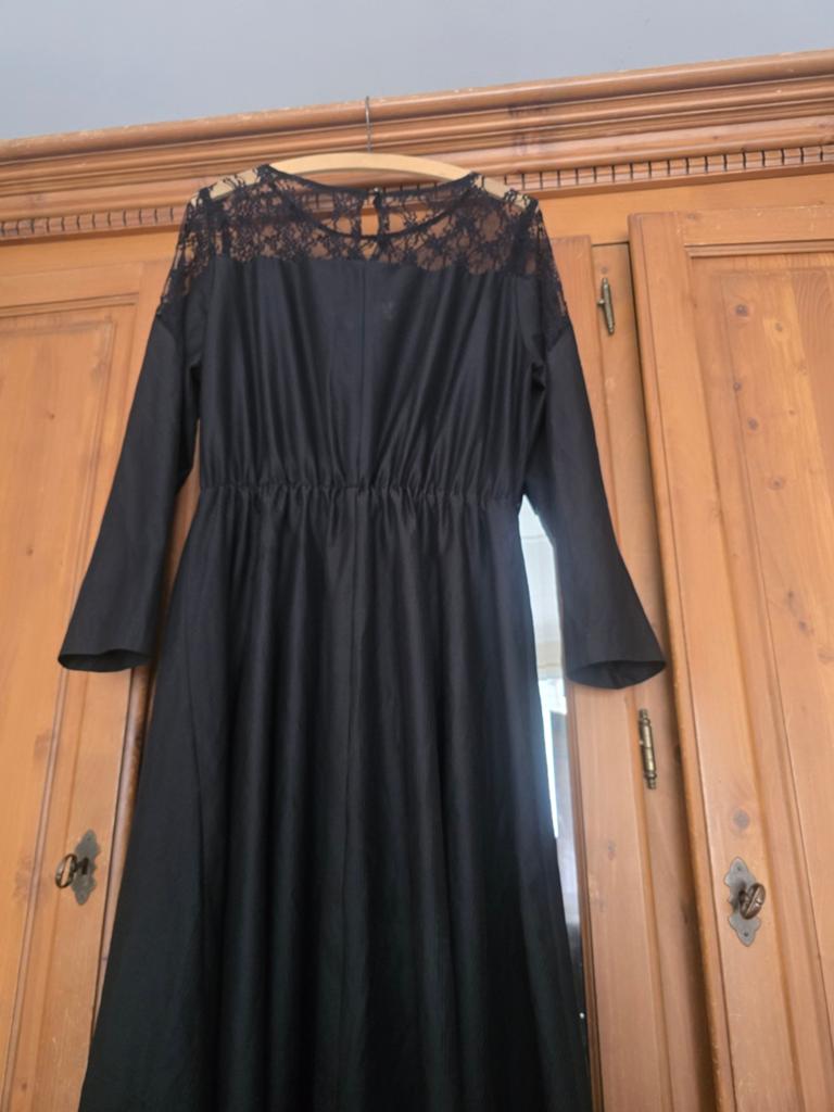 Zwarte jurk met kanten details - Maat 48, Kleding | Dames, Jurken, Zwart, Maat 46/48 (XL) of groter, Ophalen of Verzenden, Onder de knie