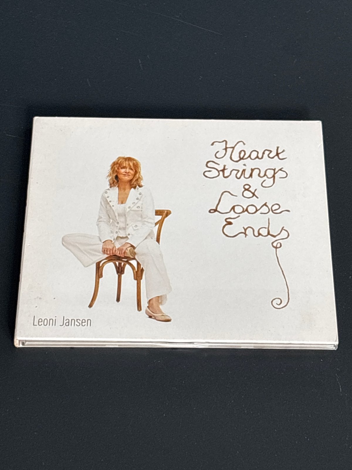 Leoni Jansen - Heart Strings & Loose Ends CD, Cd's en Dvd's, Ophalen of Verzenden, Zo goed als nieuw, Inclusief boekje, Singer-songwriter