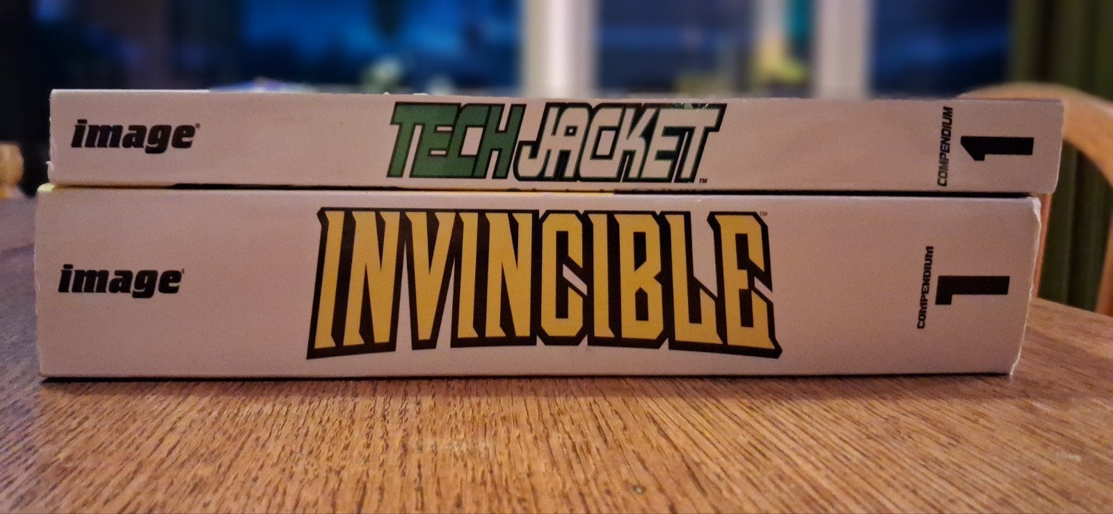 invincibel compendium 1 + tech jacket compendium 1, Boeken, Gelezen, Amerika, Ophalen of Verzenden, Robert Kirkman