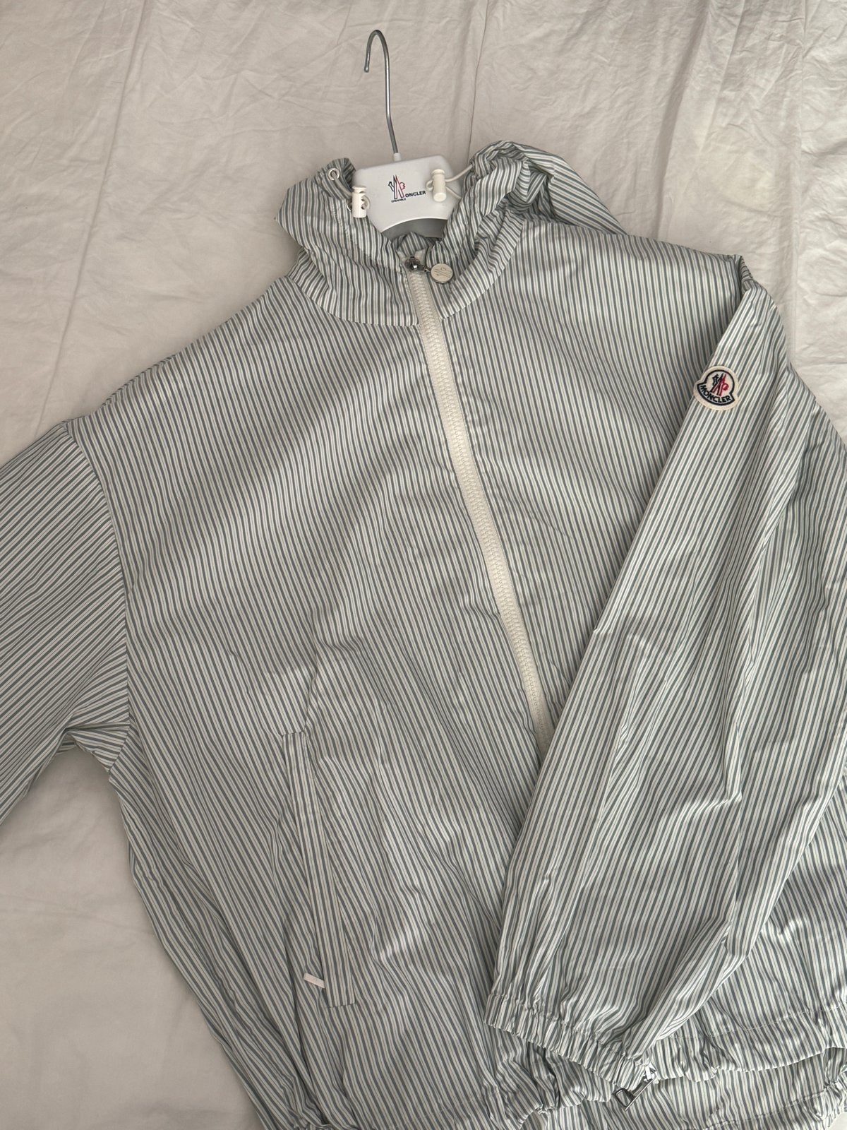 Moncler Windjack met streepjespatroon, Ophalen of Verzenden, Zo goed als nieuw, Maat 36 (S), Blauw