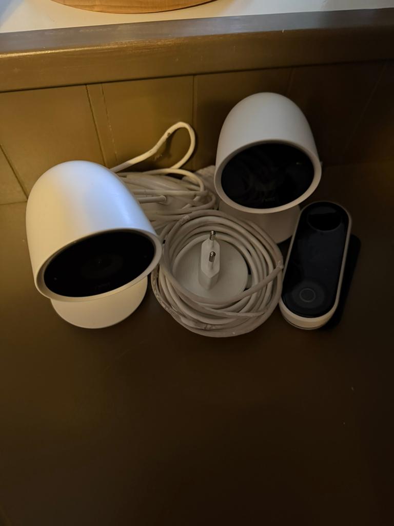 Set van Googel Nest deurbel en 2 bekabelde cameras, Ophalen of Verzenden, Zo goed als nieuw, Binnencamera