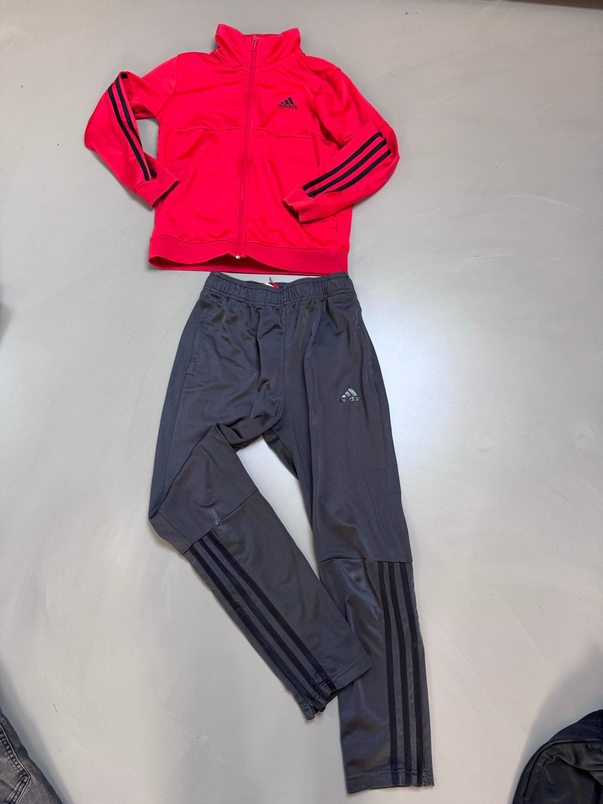 Adidas trainingspak rood/grijs - maat M/152 kind, Ophalen of Verzenden