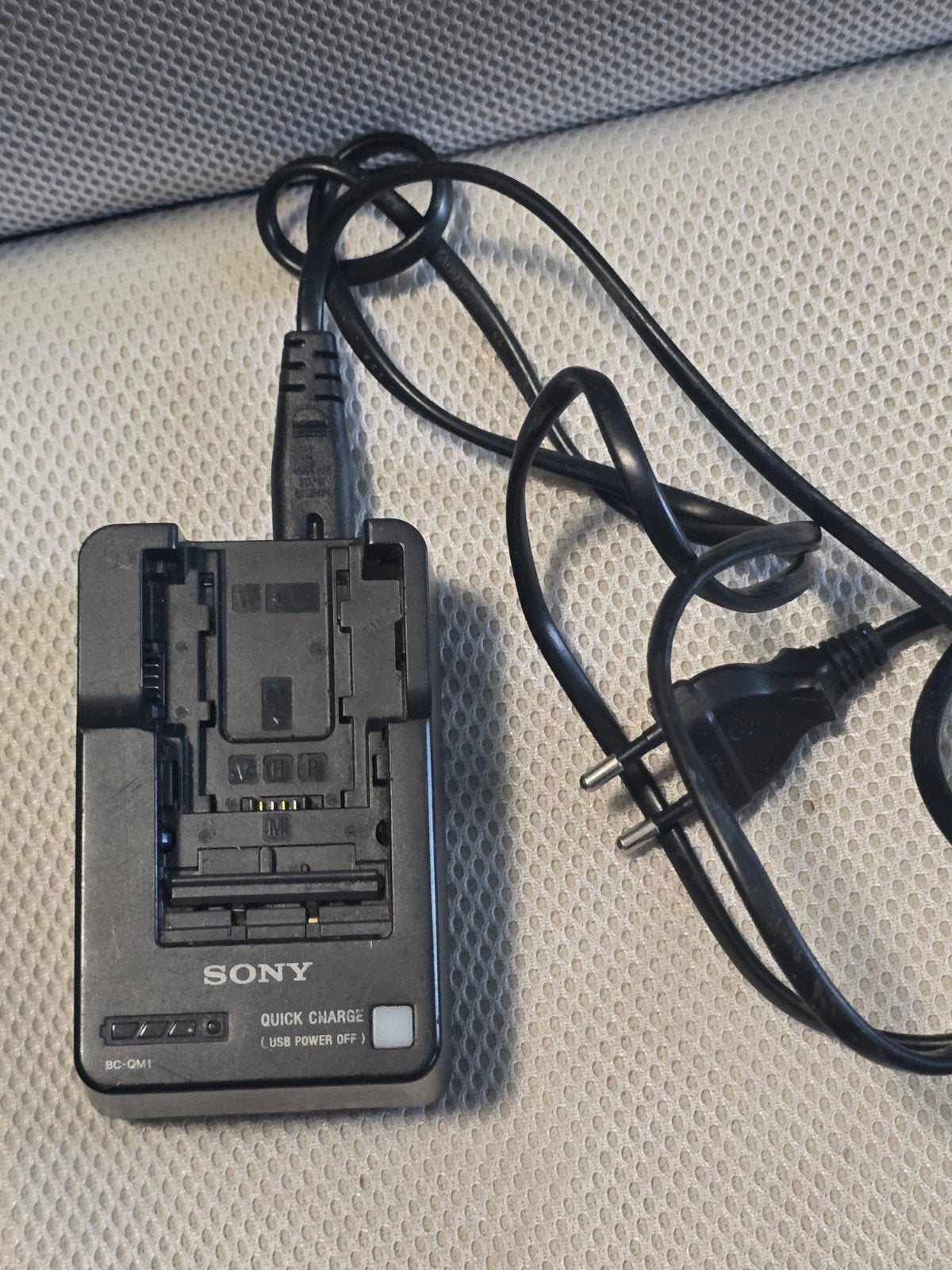 Sony BC-QM1 Acculader voor camera accu's, Ophalen of Verzenden