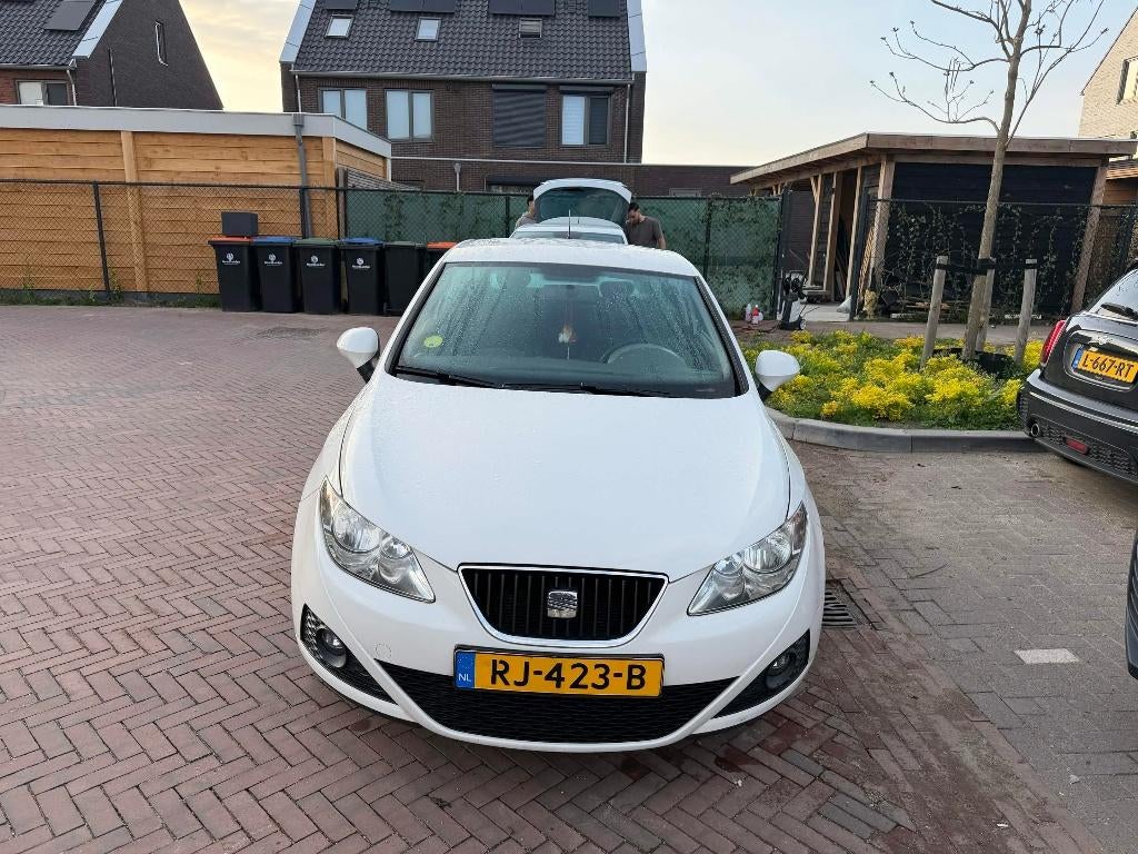 Seat Ibiza 2009 Wit, Auto's, Seat, Voorwielaandrijving, 31 €/maand, 1198 cc, Handgeschakeld