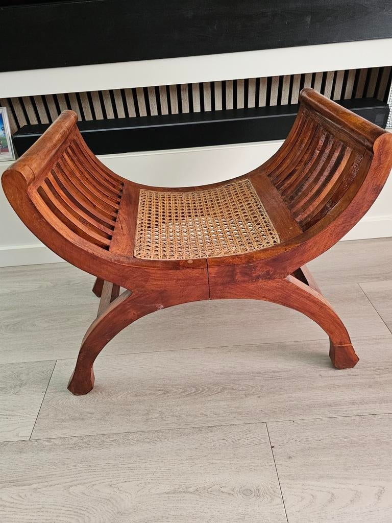Houten bankje met rotan zitting, Ophalen