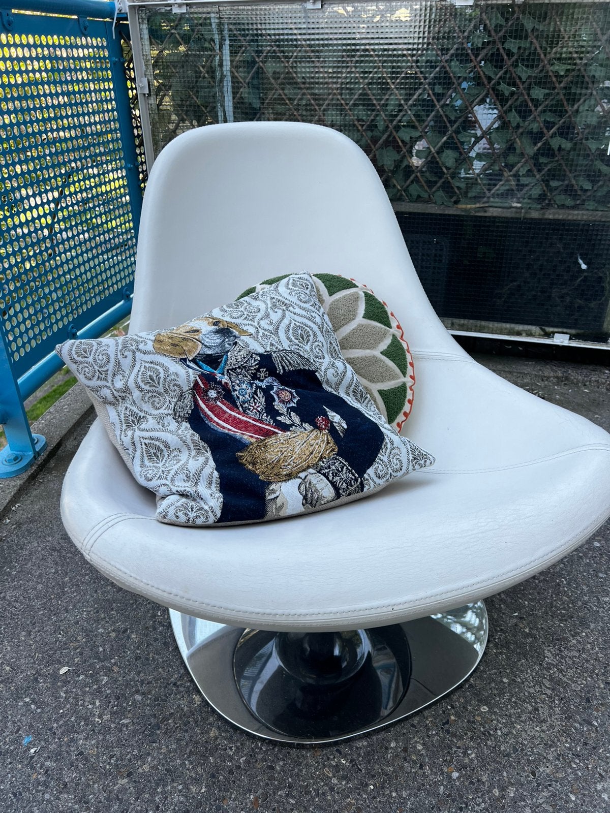 IKEA draaifauteuil, wit leer, Huis en Inrichting, Fauteuils, Ophalen, Zo goed als nieuw, 50 tot 75 cm, Leer