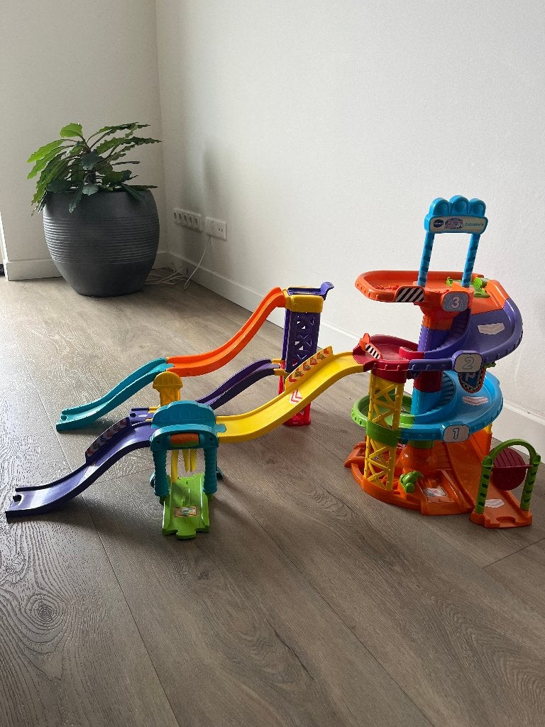 VTech Toet Toet Auto's parkeertoren met schans, Kinderen en Baby's, Speelgoed | Vtech, Ophalen of Verzenden, Zo goed als nieuw