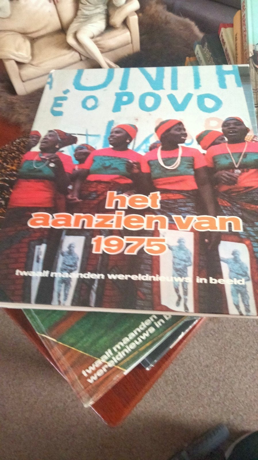 Het Aanzien van 1975: Twaalf maanden wereldnieuws in beeld, Ophalen of Verzenden, Gelezen, Overige typen