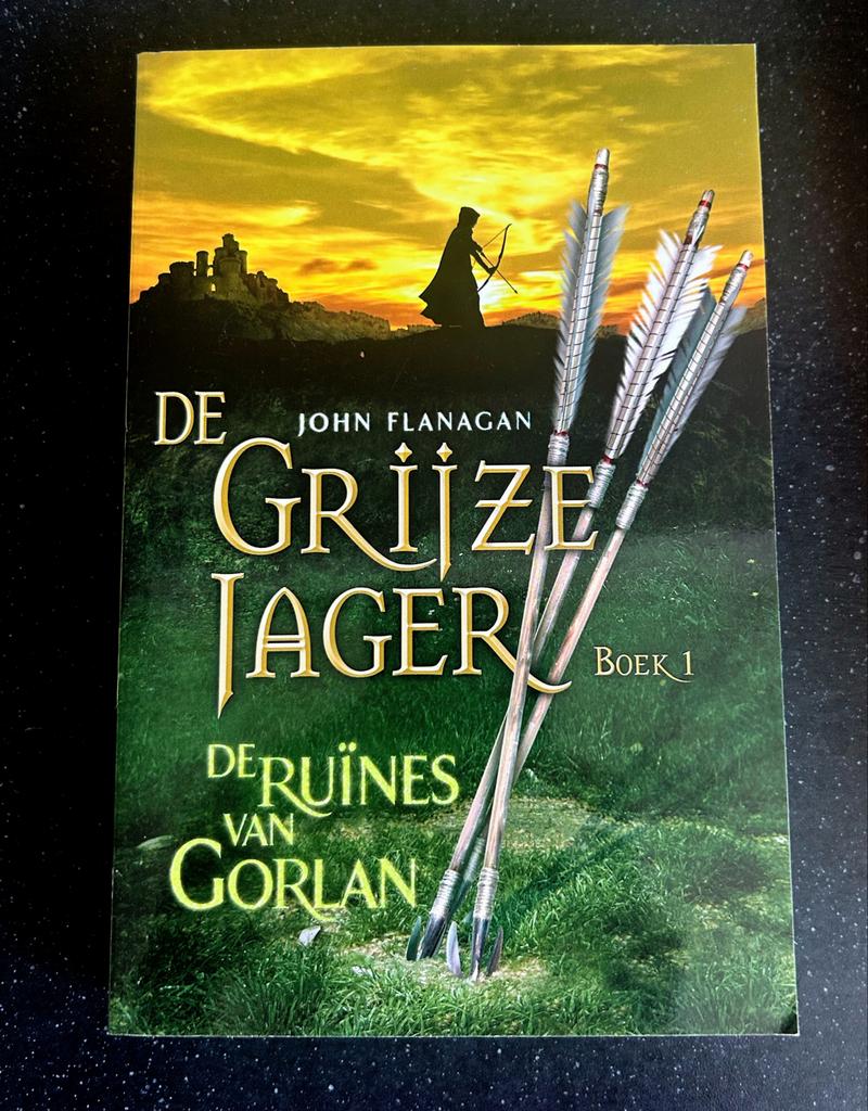 De Grijze Jager: De Ruïnes van Gorlan - Boek 1, Ophalen of Verzenden, Gelezen