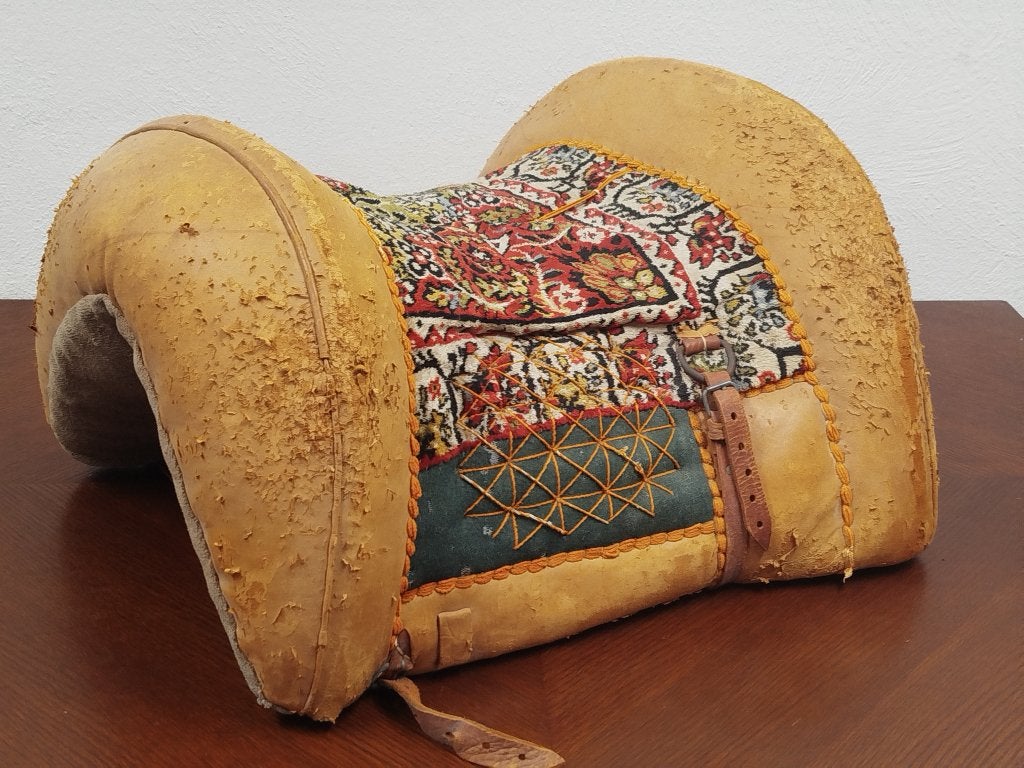 Oud leren kamelenzadel kussen met kelim tapijt, Ophalen of Verzenden, Gebruikt