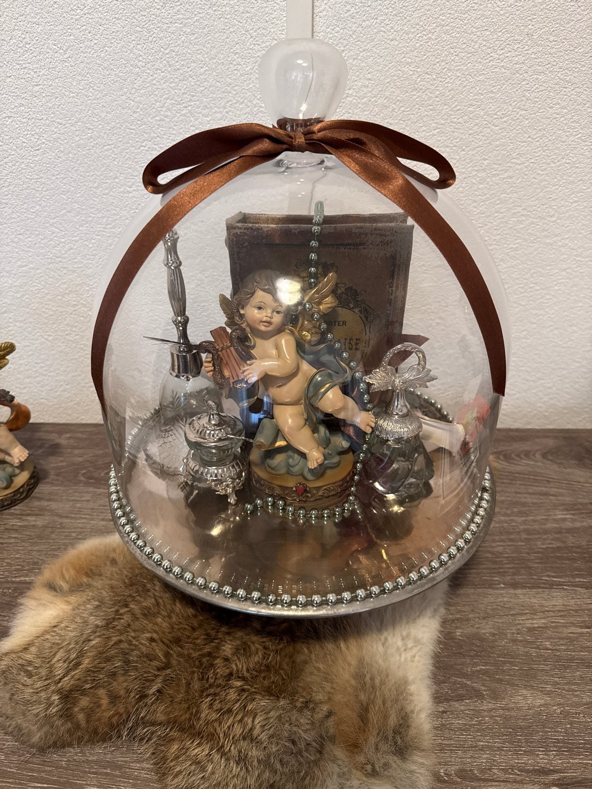 Barokke stolp met decoratie - Diameter 35 cm, Hoogte 45 cm, Huis en Inrichting, Glas, Ophalen, Gebruikt, Inclusief decoratie