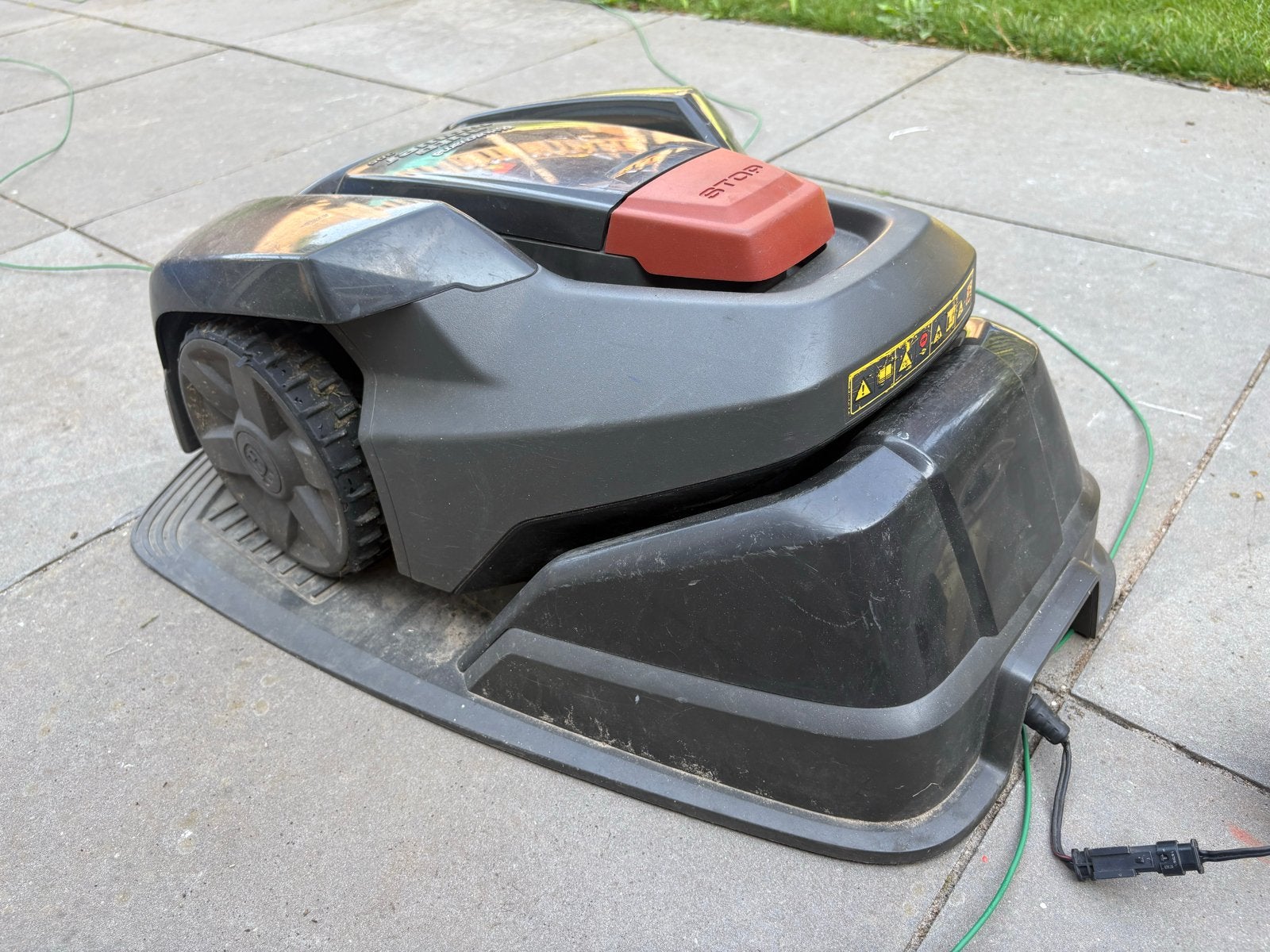 Husqvarna Automower 305 Robotmaaier met accessoires, Ophalen, Cirkelmaaier, Gebruikt, Minder dan 30 cm