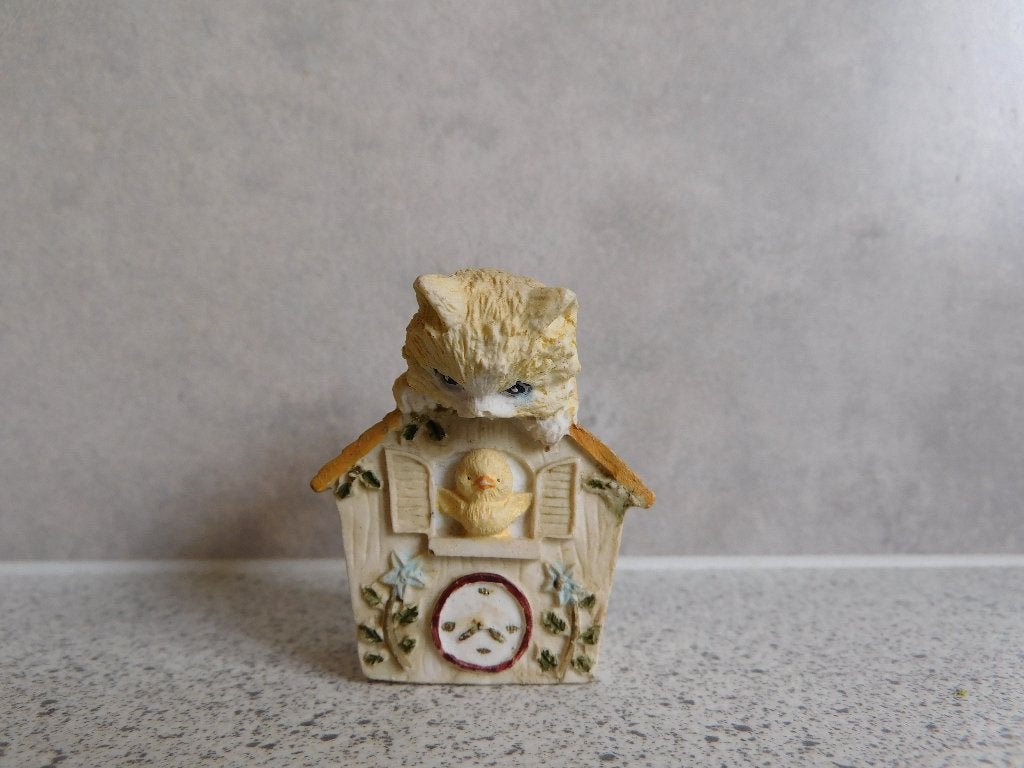 Miniatuur Beeld Kat en Vogelhuisje Stoneware, Verzamelen, Ophalen of Verzenden, Gebruikt, Dier