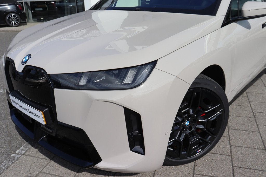 BMW iX xDrive45 M Sport / Panoramadak Sky Lounge / Trekhaak, Auto's, BMW, 100 kWh, Met garantie (alle), 274 min, Vierwielaandrijving