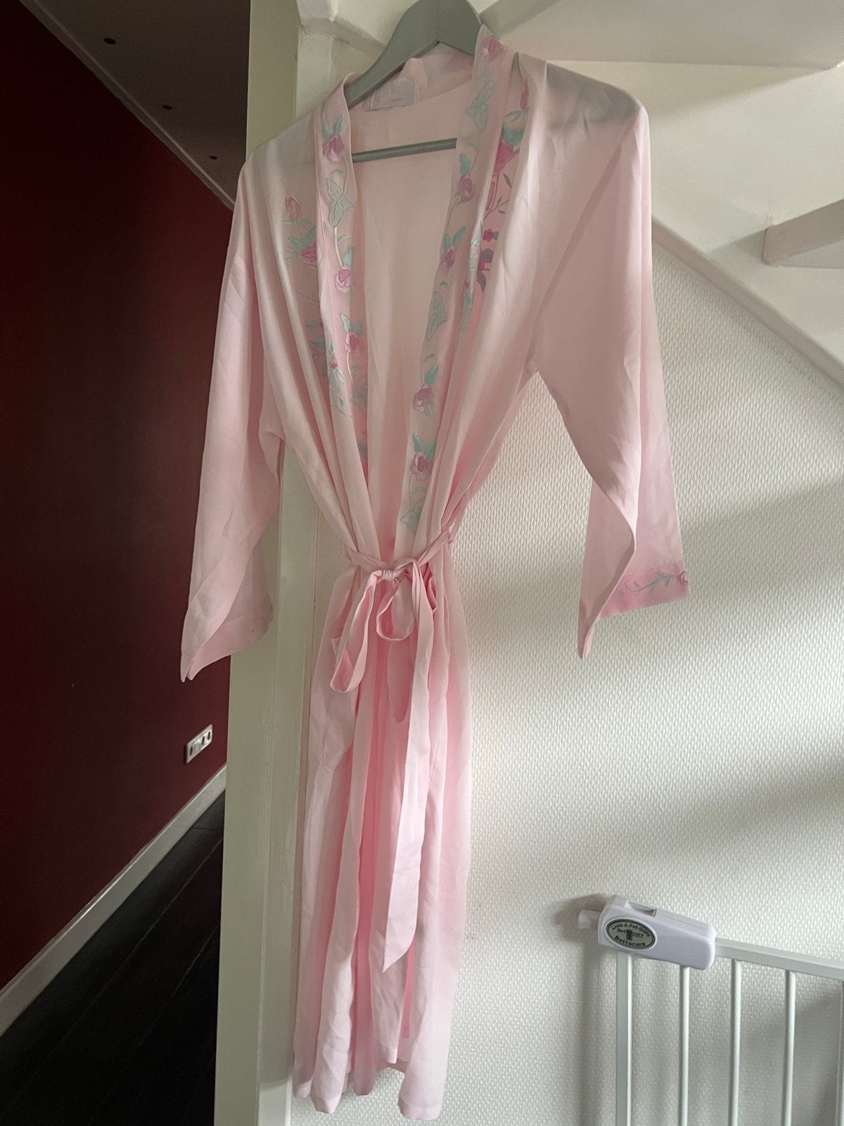 Roze badjas van viscose met bloemenborduursel, Kleding | Dames, Ondergoed en Lingerie, Badjas, Roze, Ophalen of Verzenden