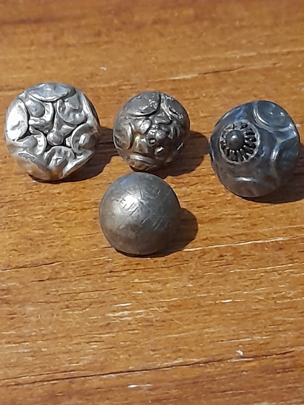 4 Antieke Zilveren Knopen - Metaaldetector Vondst Nederland, Ophalen of Verzenden, Zilver