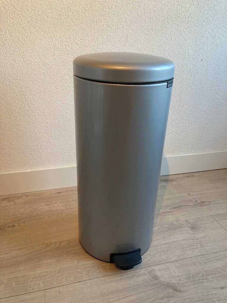 Brabantia NewIcon prullenbak 30 liter Metallic Grey, Ophalen, Gebruikt, 50 tot 75 cm, Rvs