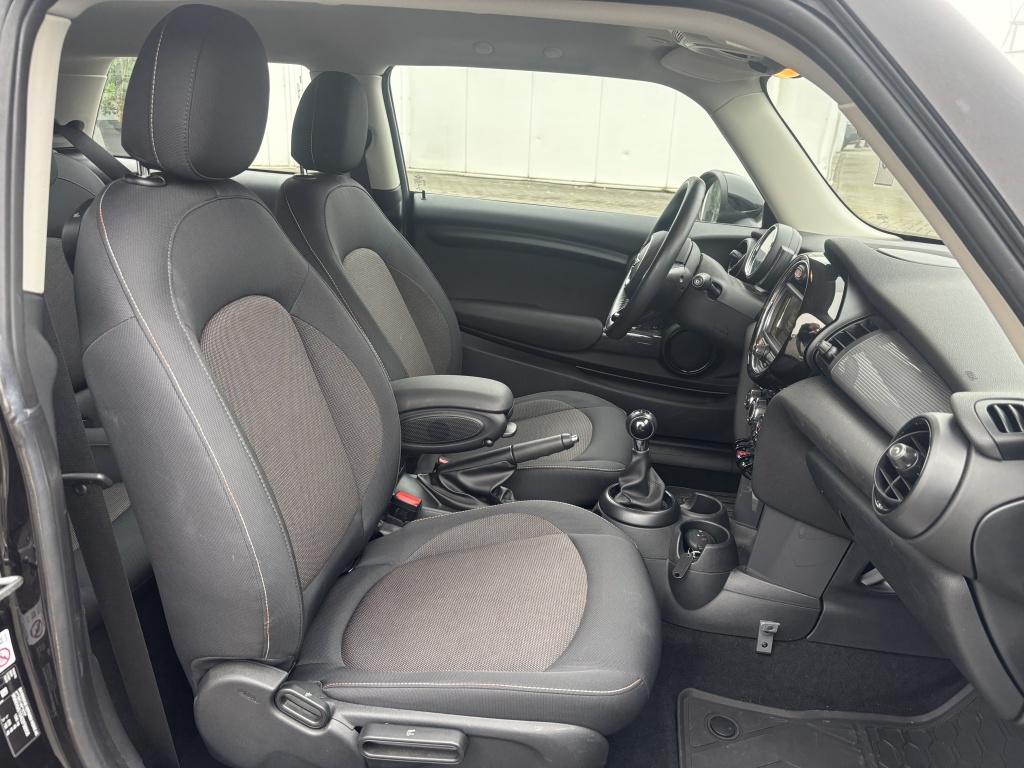 MINI Mini 1.5 Cooper Business Navi Cruise Parkeersensoren, Voorwielaandrijving, Gebruikt, 4 stoelen, Origineel Nederlands