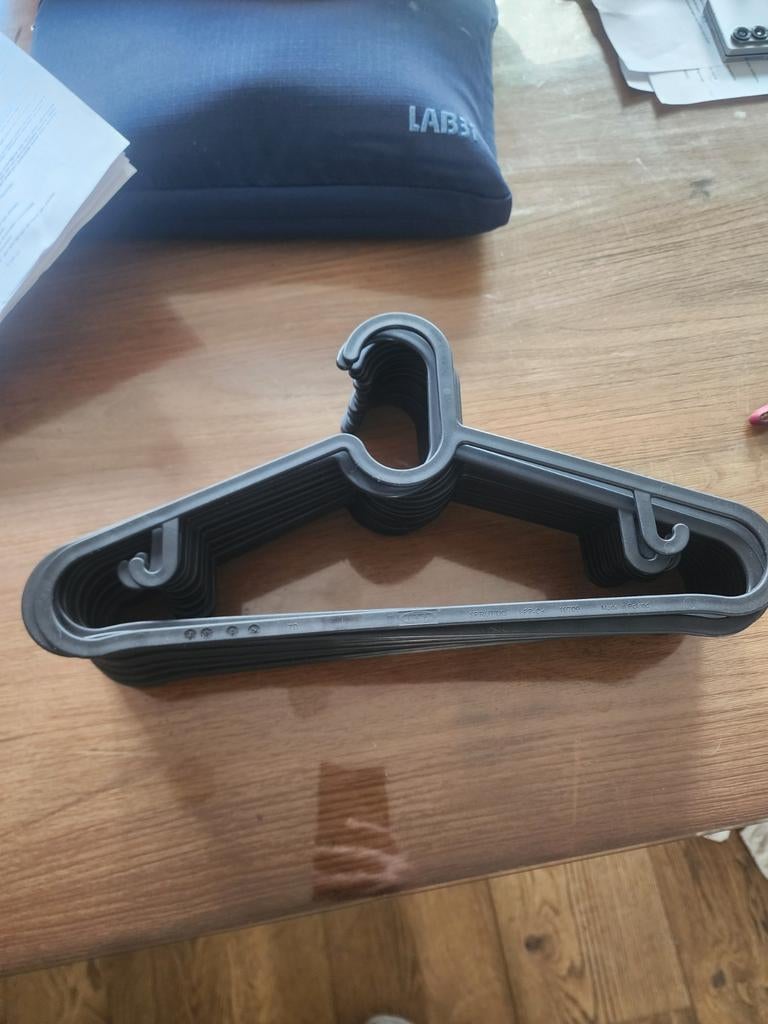 Ikea kledinghangers - 22 stuks - Zo goed als nieuw, Ophalen of Verzenden, Zo goed als nieuw, Kunststof, Volwassenen